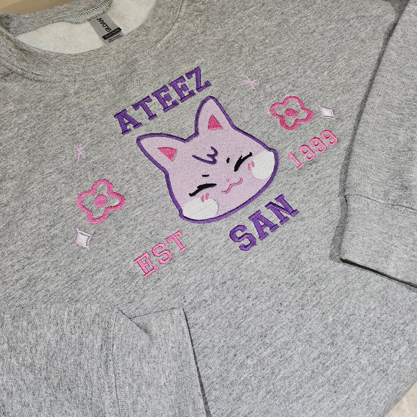 sanni cat embroidered Crewneck
