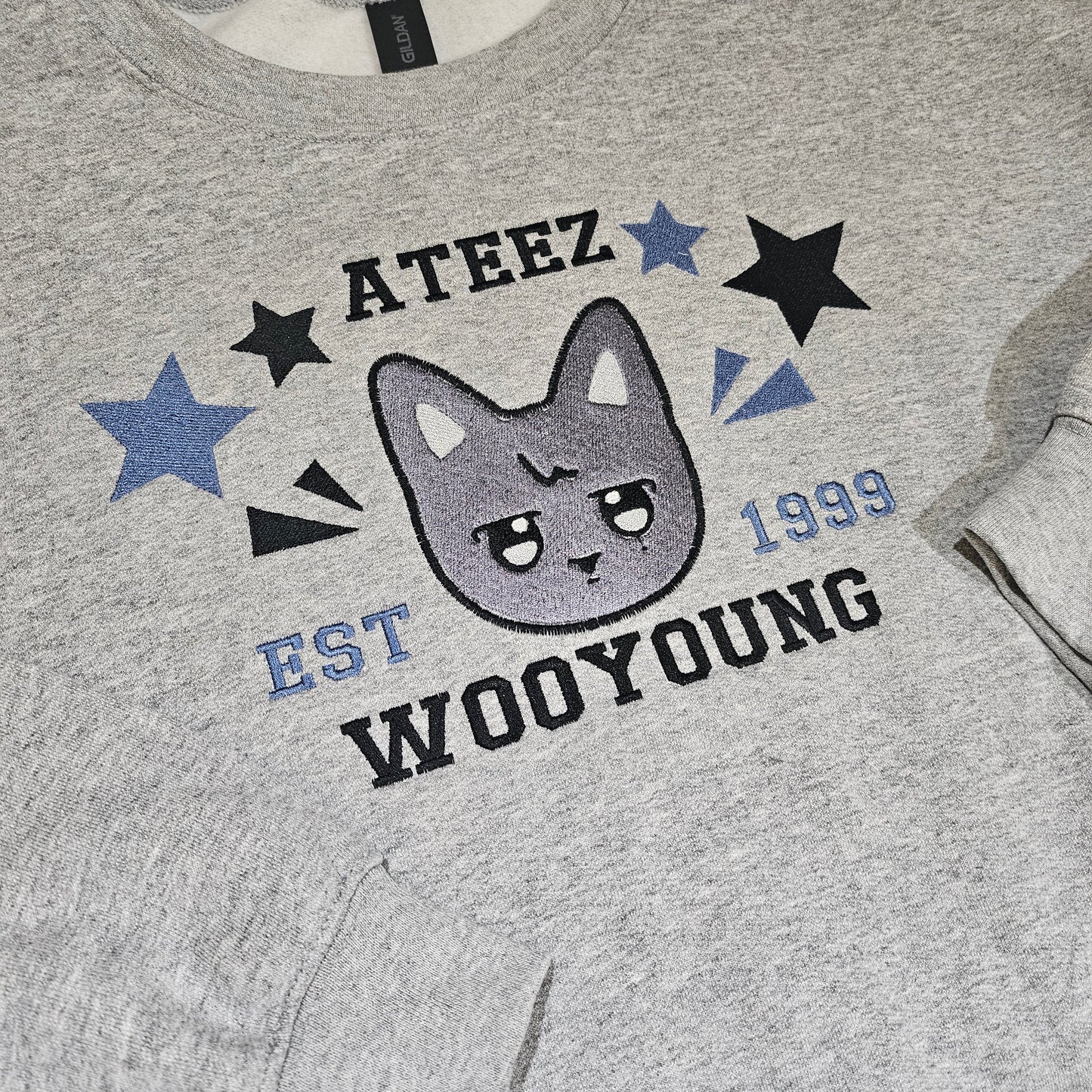Yaping cat embroidered crewneck